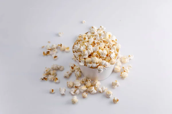 Popcorn Pełne Wiadro Papieru Białym Tle Białym Tle — Zdjęcie stockowe