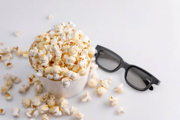 Papírové Kbelík Plný Popcorn Brýle Pro Sledování Filmů Bílé Pozadí — Stock fotografie