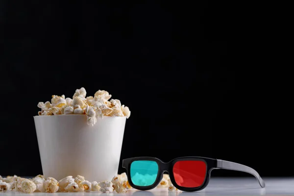 Papírové Popcorn Kbelík Brýle Tmavém Pozadí Koncept Filmové Akademie Oscar — Stock fotografie