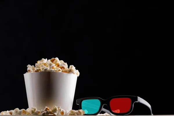 Coupe Papier Blanc Avec Pop Corn Verres Sur Fond Étroit — Photo