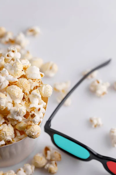 Przekąska Oglądania Filmów Popcorn Okulary Szczelnie Góry — Zdjęcie stockowe