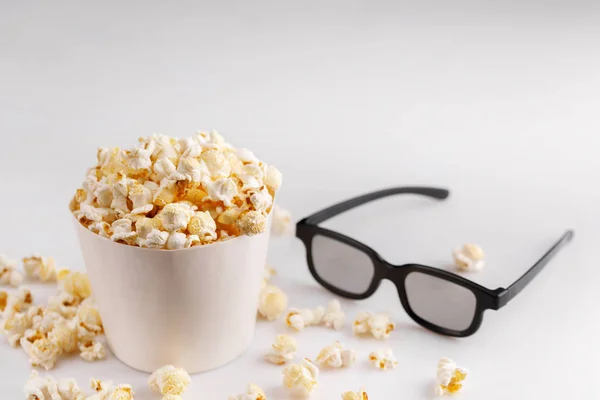 Snack Untuk Menonton Film Popcorn Dalam Ember Kertas Dan Kacamata — Stok Foto