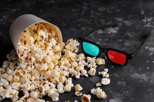 Snack Pro Sledování Filmů Popcorn Klesala Bílý Kýbl Texturních Pozadí — Stock fotografie