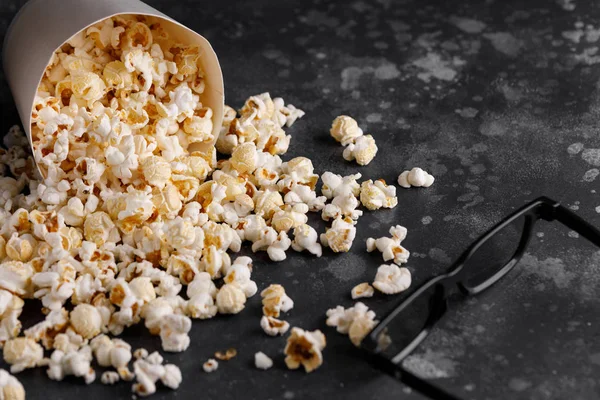 Snack Pro Sledování Filmů Popcorn Vypadl Papíru Kbelík Brýle Texturních — Stock fotografie