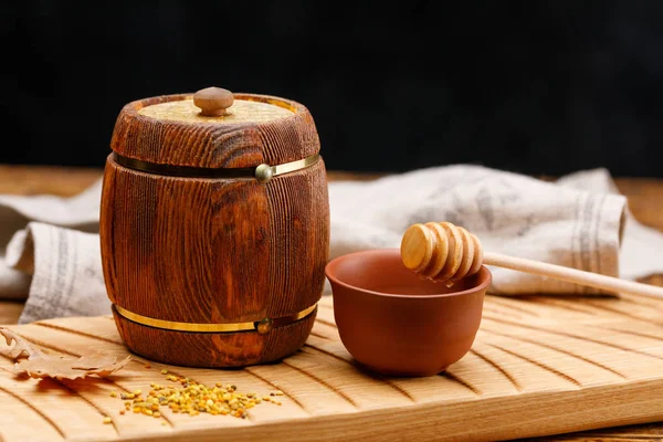 蜂蜜の中 木製のテーブル スプーン木製の樽 バレルのクローズ アップ 素朴な静物 — ストック写真