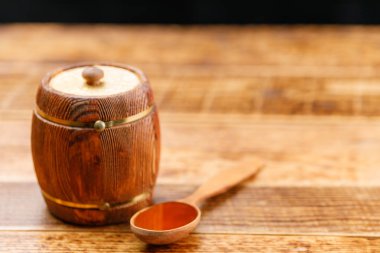 Bal ve ahşap bir masa üzerinde tahta kaşık ile kapalı fıçı. Varil. Yakın çekim.