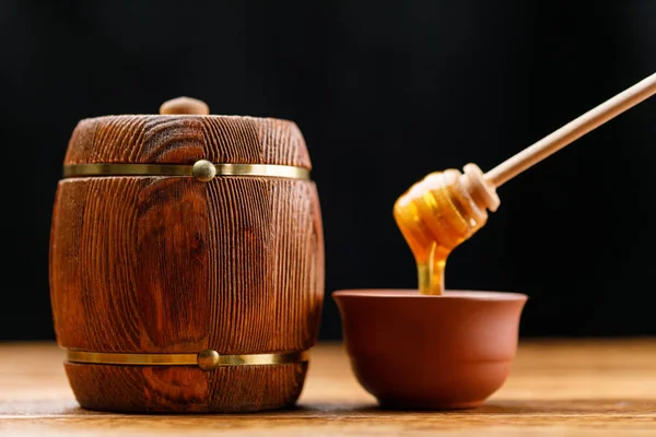 蜂蜜とバレルとスプーンの櫛 木製のテーブルに蜂蜜をすくい クローズ アップ — ストック写真