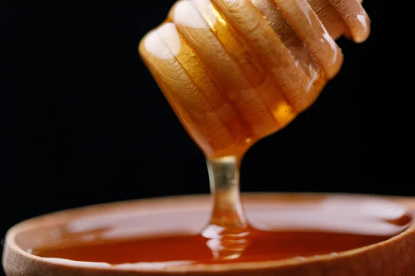 Honing Lepel Kam Dompelen Verse Geurige Honing Stroomt Een Donkere — Stockfoto