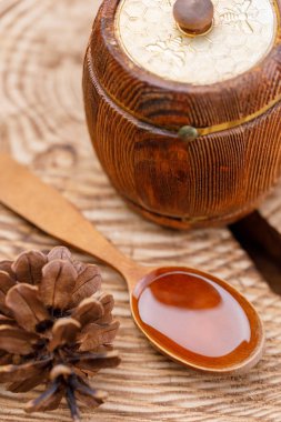 Tahta kaşık bal ve Fıçı tahta arka plan ile. Yakın çekim.