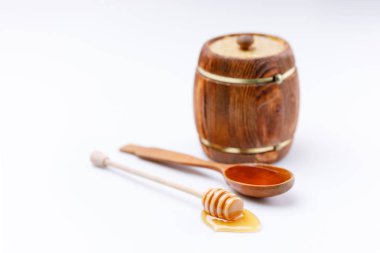 Bal ve bal kaşığı beyaz bir arka plan üzerinde varil. İzole.