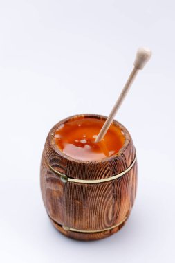 Beyaz bir arka plan üzerinde kokulu bal bir fıçı tahta sopa. Yakın çekim. İzole.