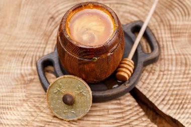 Açık varil ile bir güzel kokulu sıvı bal ve bal sopa Ahşap dokulu bir üstünde o içinde gördüm. Yakın çekim