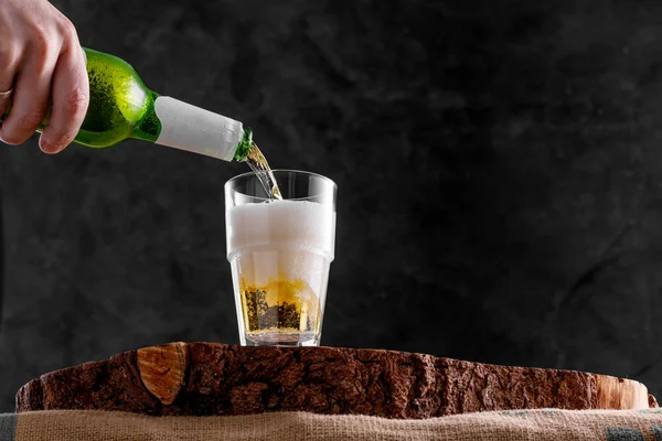 Uma Mão Está Derramando Cerveja Fresca Uma Garrafa Uma Taça — Fotografia de Stock