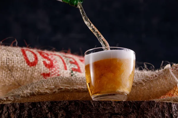 Cerveja Leve Derrama Uma Taça Vidro Uma Serra Madeira Close — Fotografia de Stock