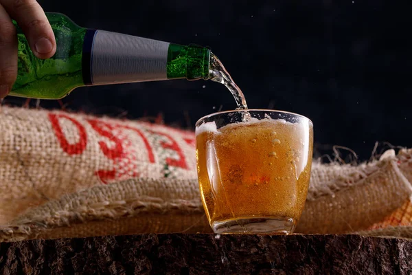 Bière Légère Déverse Une Bouteille Dans Gobelet Verre Sur Fond — Photo