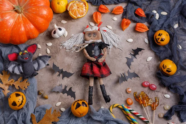Bord Med Godis Och Leksaker Klubbor Och Inredda Ära Halloween — Stockfoto