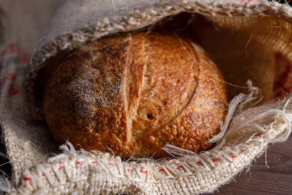 Traditionel Rund Håndværker Rugbrød Pose Stadig Liv Træbaggrund Nærbillede - Stock-foto