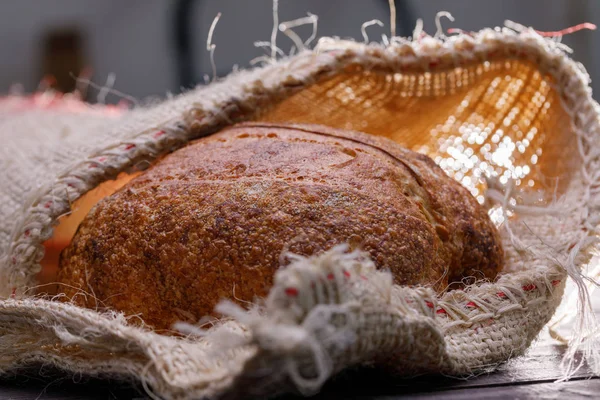 Pan Artesanal Redondo Tradicional Una Bolsa Bodegón Una Mesa Madera — Foto de Stock