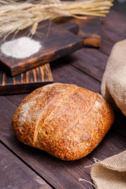 Yuvarlak esnaf ekmek. Sağlıklı gıda ve geleneksel ekmek kavramı. Rustik.