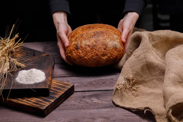 Pan Fresco Artesanal Manos Femeninas Concepto Comida Saludable Panadería Tradicional — Foto de Stock