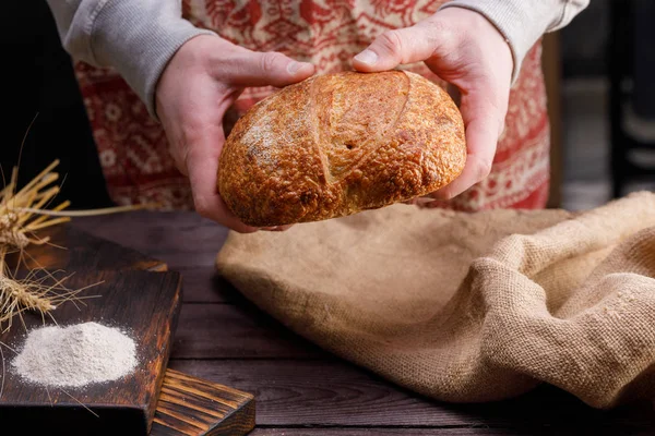 Artesanato Pão Nas Mãos Padeiro Conceito Comida Saudável Padaria Tradicional — Fotografia de Stock