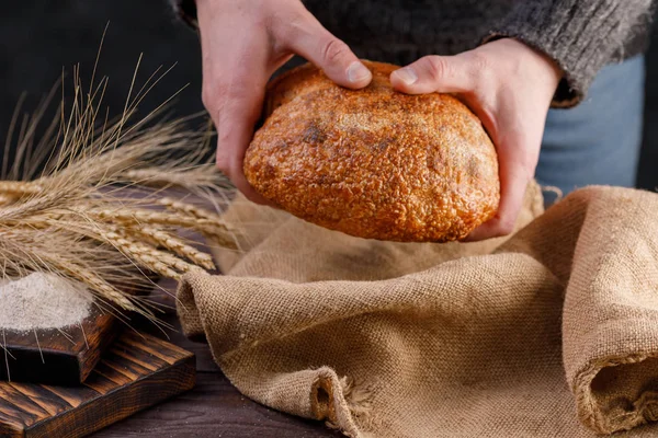 Pan Artesanal Redondo Mano Hombre Concepto Comida Saludable Panadería Tradicional — Foto de Stock