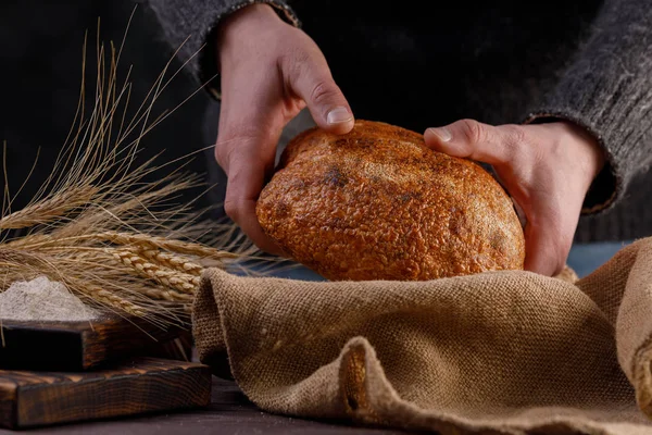 Haz Pan Artesanal Las Manos Hombre Cerca Concepto Comida Saludable — Foto de Stock