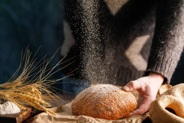 Nærbillede Hjemmelavet Rugbrød Spikelets Hånden Mand Mel Drysset Det Begrebet - Stock-foto