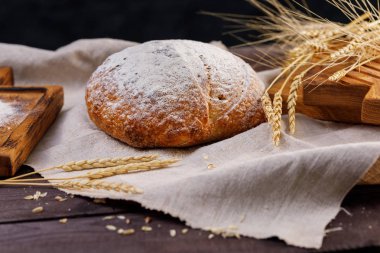 Ahşap bir masa portre ev yapımı yuvarlak ekmek. Sağlıklı gıda ve geleneksel ekmek kavramı. Rustik.