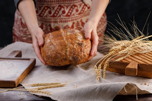 Nærbillede Hjemmelavet Rundt Brød Bagerens Hænder Begrebet Sund Mad Traditionelle - Stock-foto