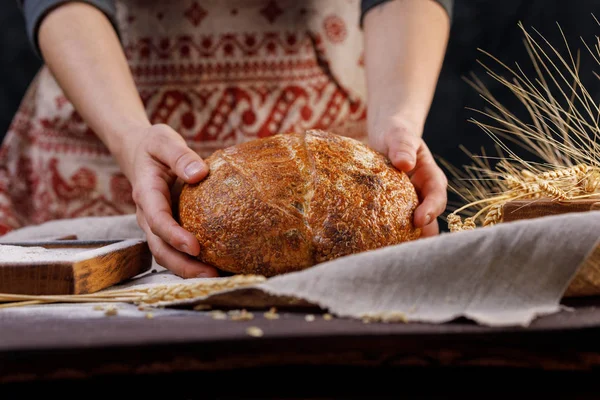 Manos Sosteniendo Pan Artesanal Redondo Concepto Comida Saludable Panadería Tradicional — Foto de Stock