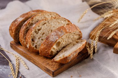 Bir kurulu yakın çekim zanaat ekmek dilimlenmiş. Sağlıklı gıda ve geleneksel ekmek kavramı. Rustik.