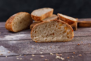 Ev yapımı ekmek yakın çekim karanlık bir arka plan üzerine dilimlenmiş. Sağlıklı gıda ve geleneksel ekmek kavramı. Rustik.
