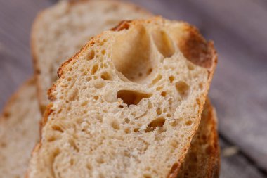 Taze ev yapımı ekmek dilimleri kapatın. Sağlıklı gıda ve geleneksel ekmek kavramı. Rustik.