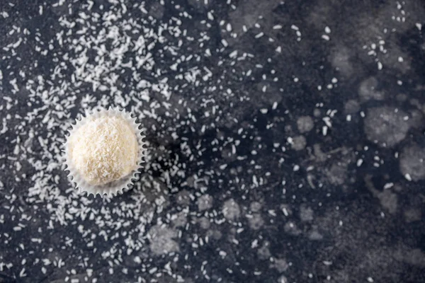 Vit Söt Kokos Tryffel Mörk Bakgrund Candy Tryffel Snöboll Mörk — Stockfoto