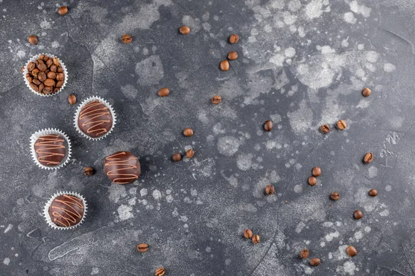 Trufa de chocolate, granos de café sobre un fondo oscuro. Dulces caseros. Vista superior . — Foto de Stock