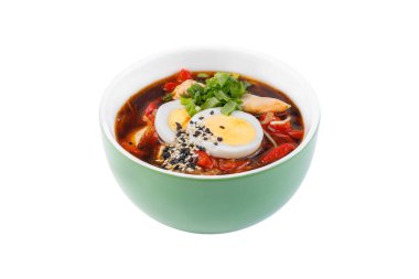 Sebzeli çorba çorba et, kereviz, domates, biber ve beyaz arka plan üzerinde izole bir kapta makarna ile. Yan görünüm.