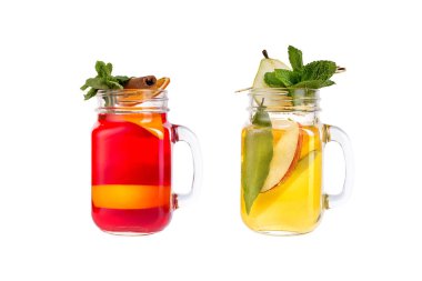 Beyaz bir arka plan üzerinde iki limonata. Serinletici bir içki ile armut ve çilek ile bir içki. İzole.