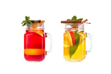 Beyaz bir arka plan üzerinde iki limonata. Meyveler ve meyve ile içecekler. İzole