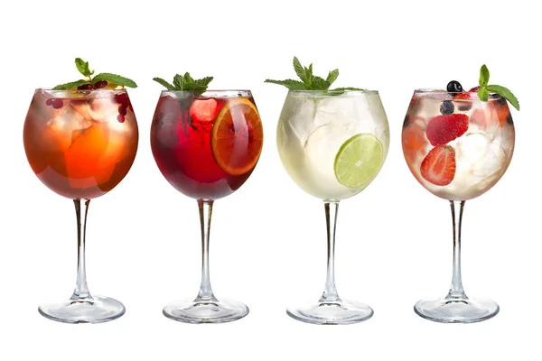 Alkoholu Orzeźwiający Koktajl Miętą Owoce Jagody Białym Tle Zestaw Czterech — Zdjęcie stockowe