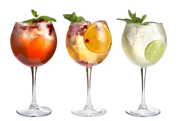 Uppfriskande Cocktails Med Mynta Frukter Och Bär Vit Bakgrund Uppsättning — Stockfoto