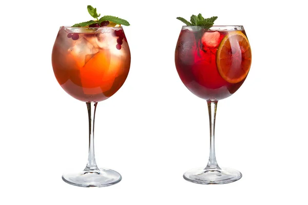 Två Alkoholhaltiga Eller Alkoholfria Cocktails Med Mynta Frukter Och Bär — Stockfoto