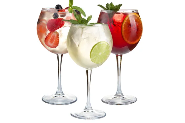 Koktajle Alkoholowe Bezalkoholowe Mięty Owoce Jagody Białym Tle Trzy Lekkie — Zdjęcie stockowe