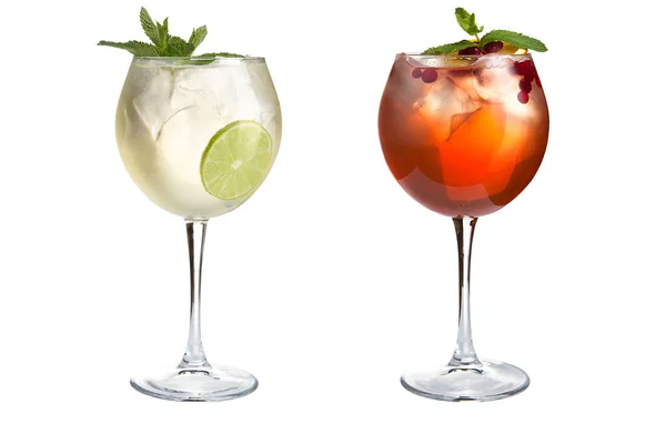 Två Drinkar Med Mint Frukt Och Bär Vit Bakgrund Cocktails — Stockfoto