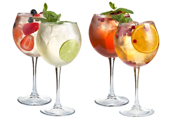 Uppfriskande Alkoholhaltiga Och Alkoholfria Cocktails Med Mynta Frukter Och Bär — Stockfoto