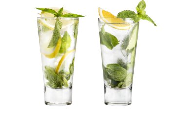 Mojito nane ve limon ile kokteyl. İki mojito cam kadehler beyaz bir arka plan üzerinde kümesi. İzole.