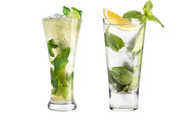 Mojito kokteyl. İki mojito cam kadehler beyaz bir arka plan üzerinde kümesi. İzole.