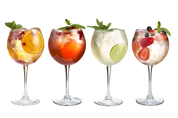 Napoje Alkoholowe Bezalkoholowe Koktajle Mięty Owoce Jagody Białym Tle Czterech — Zdjęcie stockowe