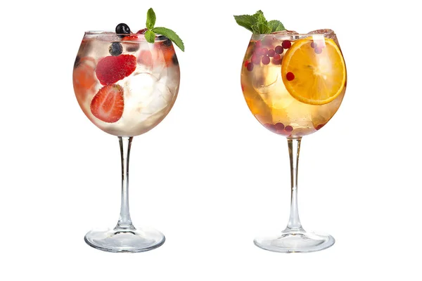 Dwa Orzeźwiające Koktajle Alkoholowe Bezalkoholowe Mięty Owoców Jagód Białym Tle — Zdjęcie stockowe