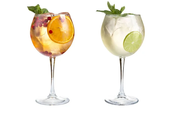 Dwa Lekkie Koktajle Alkoholowe Bezalkoholowe Mięty Owoce Jagody Białym Tle — Zdjęcie stockowe